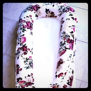 Like new Rose Dock-A-Tot with activity Bar